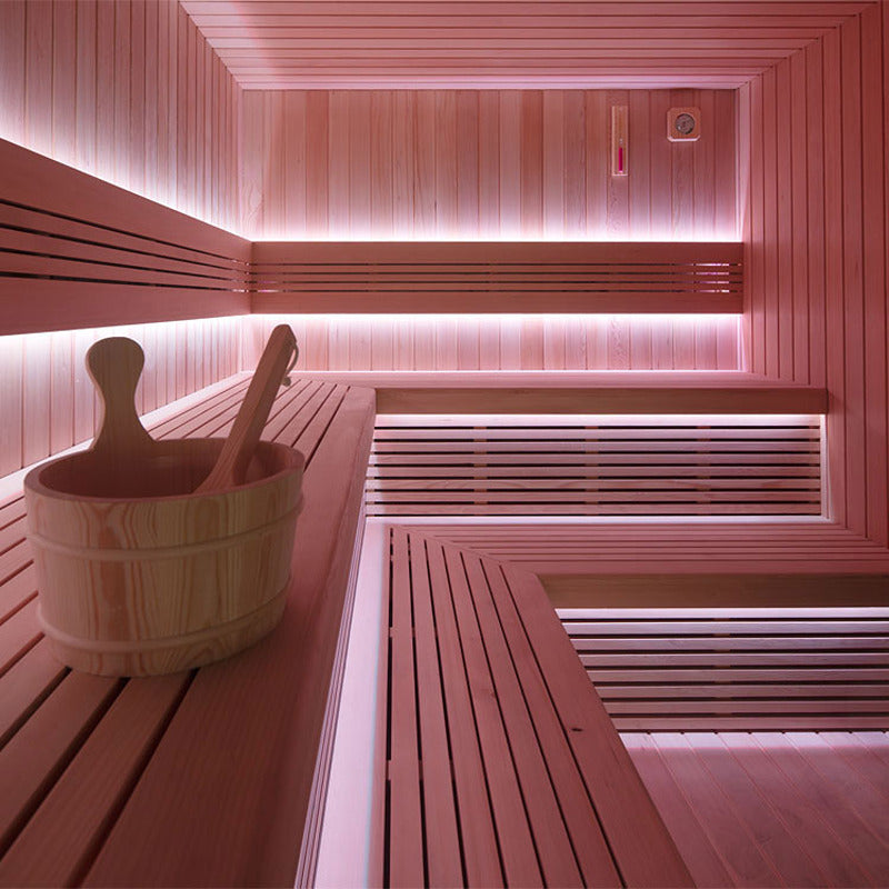 Hochwertiger Sauna-Innenraum mit rosa LED-Beleuchtung und Sitzbänken aus Hemlockholz